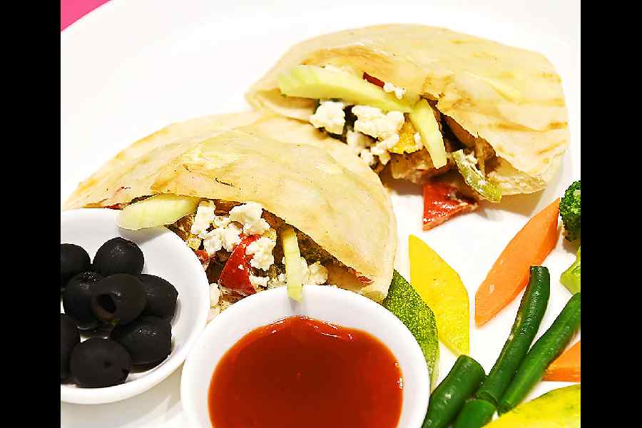 The Mediterranean Veggie Pita is a unique take on the classic dish and comes with flavourful veggie fillings in pita pockets. It is a healthy plate and great if you're counting calories