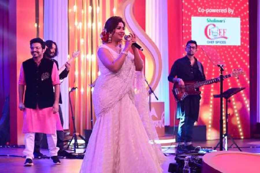 Shreya Ghoshal mesmerised the crowd at ITC Royal Bengal as she opened the show at the Sera Bangali Awards 2023. She sang some Bengali favourites like Chawl rastaye, Baundule ghuri and Pherari mon. The gifted singer continued to win hearts as she sang some Bollywood hits like Deewani mastani, Sunn raha hai and Ghoomar
