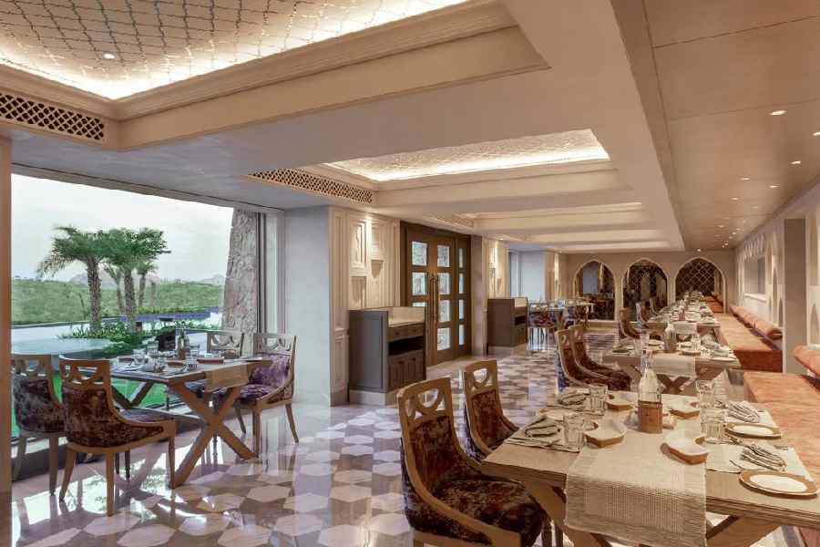 Kebabs & Kurries: A signature ITC restaurant, this dine den celebrates the art of authentic Indian curries and delectable kebabs