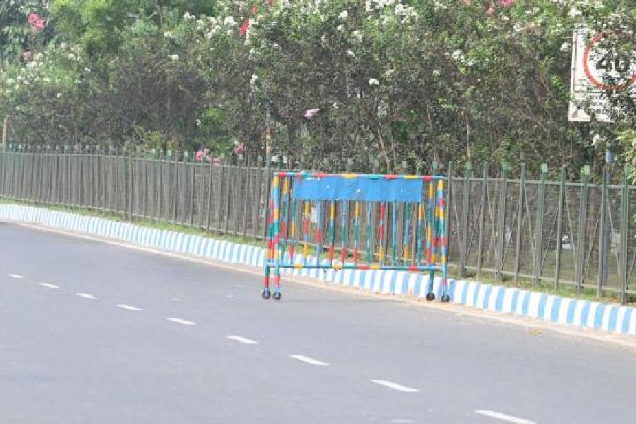 Guardrails on Major Arterial Road, near Eco Park, in New Town
