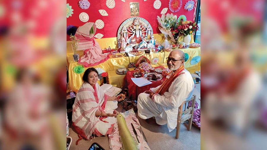 The purohit couple responsible for conducting the Roybarir puja