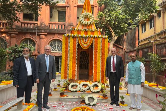 A tribute with floral offerings was made at Acharya Jagadish Chandra Bose's samadhi at the Rajabazar campus by Professor (Dr) Uday Bandyopadhyay, the Director of Bose Institute.