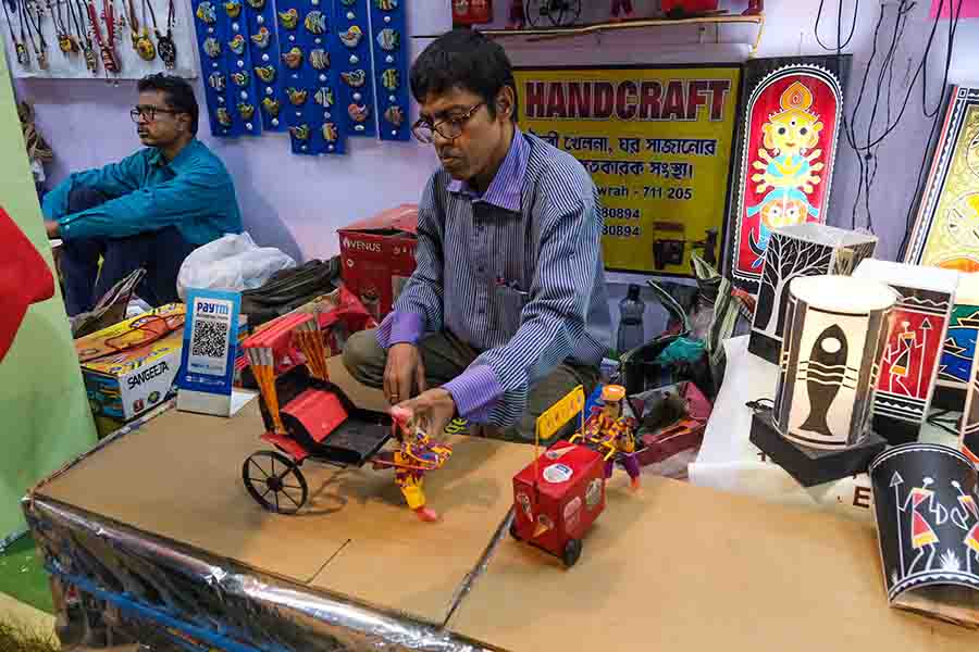 Towards the entrance to the fair, there is a very interesting stall selling toys and lampshades made of fibre sheets. The toys made from cardboard and fibre sheets can even move. The price of the rickshaw is Rs 450, while the lampshades start from Rs 350