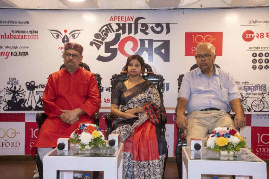(L-r) Debasis Mukhopadhyay, Anjelika Bhattacharya and Prasadranjan Ray at Apeejay Bangla Sahitya Utsav 2023