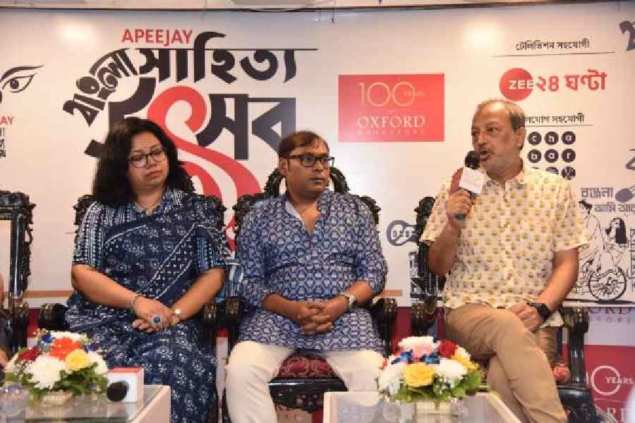 (L-r) Anushtup Seth, Goutam Mondal and Debojyoti Bhattacharya at Apeejay Bangla Sahitya Utsav 2023