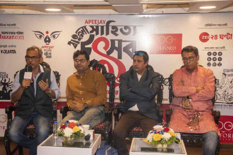 (L-r) Saikat Mukhopadhyay, Tamal Bandyopadhyay, Himadrikishore Dasgupta and Raja Bhattacharjeet at Apeejay Bangla Sahitya Utsav 2023