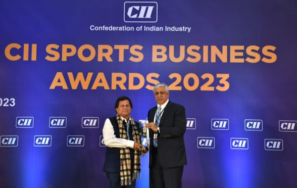 Dr Achyuta Samanta receiving the Sports Business Award