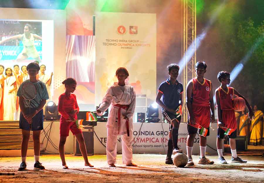 The highlight of the closing ceremony was the cultural programme. Students from Techno India Group Public School (TIGPS), Garia put on a yoga exhibition as well as a ramp walk featuring various sports and Indian sporting icons to the tunes of ‘Lehra do’, ‘Chak de India’ and ‘Jeetega India’ 