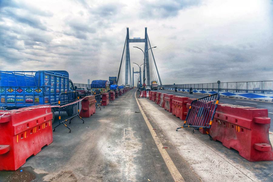 Repair work is underway on the second Hooghly bridge. Beginning Tuesday night, two of the three lanes of the Howrah-bound flank will be closed for traffic. Vehicles heading towards Howrah will be allowed to ply on the third lane. The work is expected to be completed in 3-4 months 