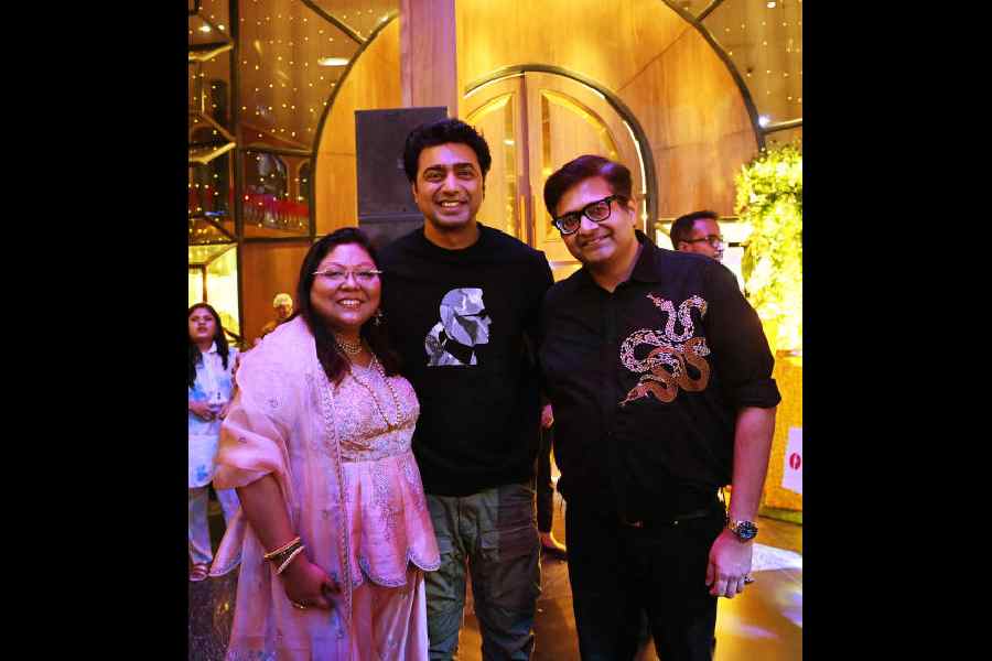 Dev who dropped by for the party posed for a picture with Vanita and Amit Bajoria