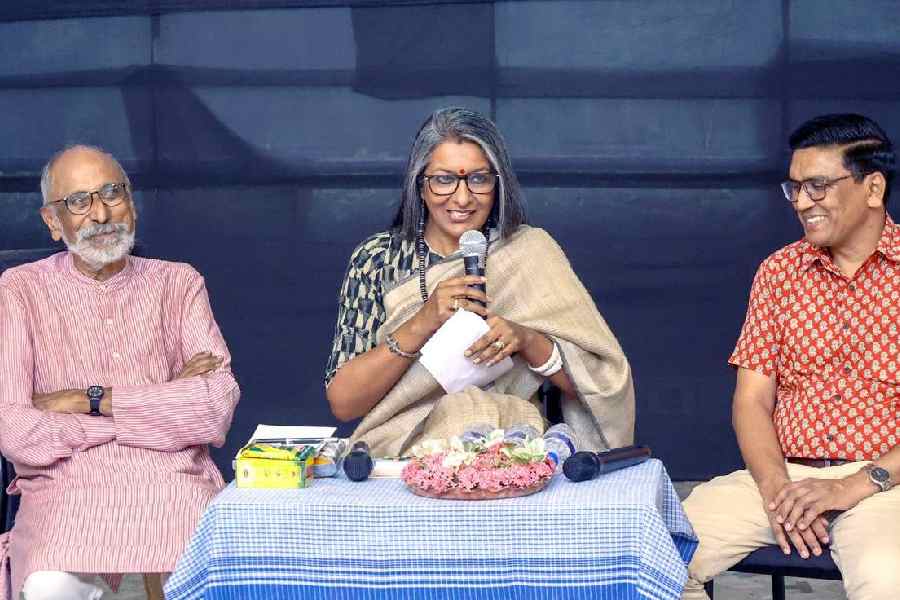 Author Ashoke Chatterjee (left) and social entrepreneur Dr Nilesh Priyadarshi participated in a session on ‘Who Owns Crafts Knowledge’. The session was moderated by Nandita Palchoudhuri