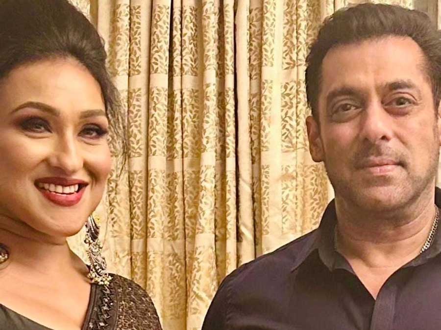 Rituparna Sengupta, who attended the inaugural ceremony of the Kolkata International Film Festival 2023, posted a candid picture with Salman.