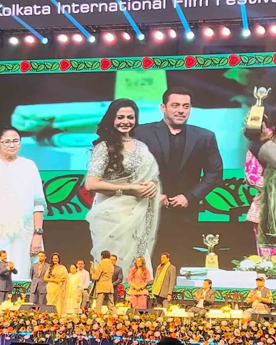 Koel Mallick shared the stage with Salman at KIFF.