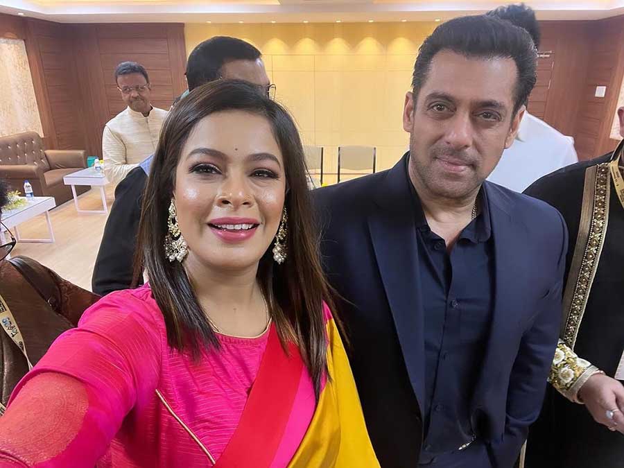 Singer Iman Chakraborty clicked a selfie with the Tiger 3 star at the event.