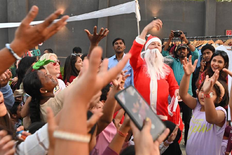 Santa Claus walked in bringing the crowds together, showering them with Xmas goodies. The kids sure did make a run for it. 