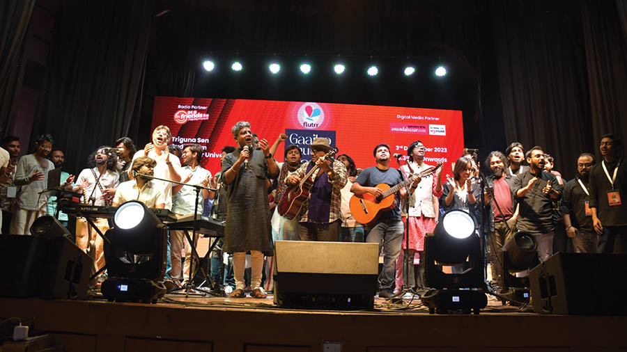 The evening drew to a harmonious close with the artistes, the team and the audience joining together for a heartfelt rendition of ‘Hay Bhalobashi’ by Mohiner Ghoraguli