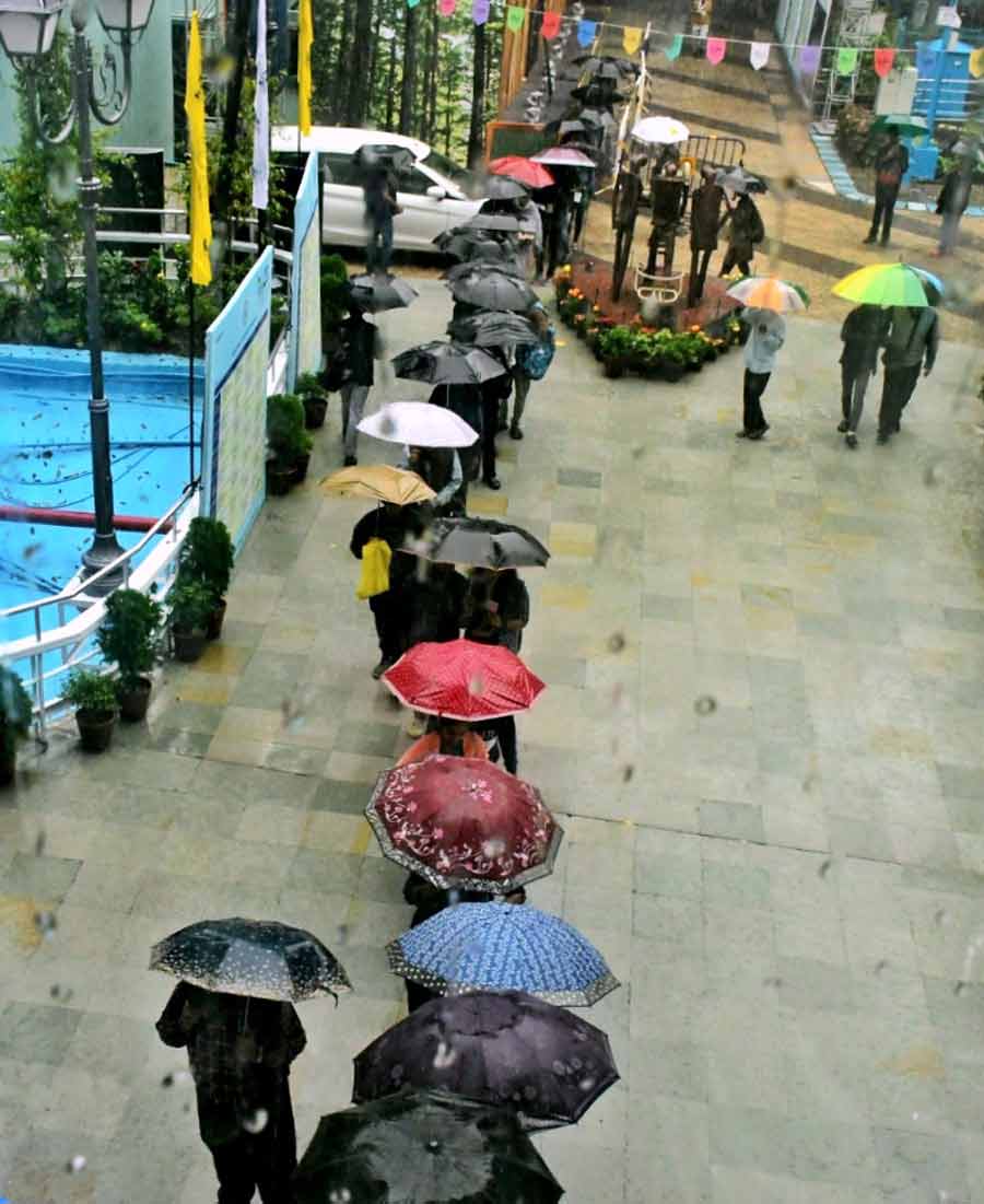  Cinegoers at Nandan with umbrellas. Kolkata received moderate rainfall due to a cyclonic circulation over south Chhattisgarh & adjoining Vidarbha. The rainfall recorded by the India Meteorological Department (IMD) on Thursday evening was pegged at 30.1mm 