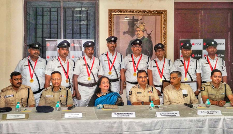 Commissioner of Police Vineet Kumar Goyal along with Nayantara Pal Choudhuri,  former president of Indo-British Scholars’ Association (IBSA), felicitated eight Kolkata Traffic Police sergeants at the Limelight Police Building on Thursday 