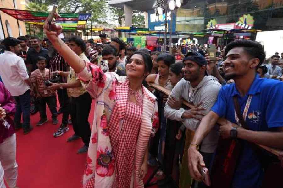 Parvathy Thiruvothu clicks a selfie
