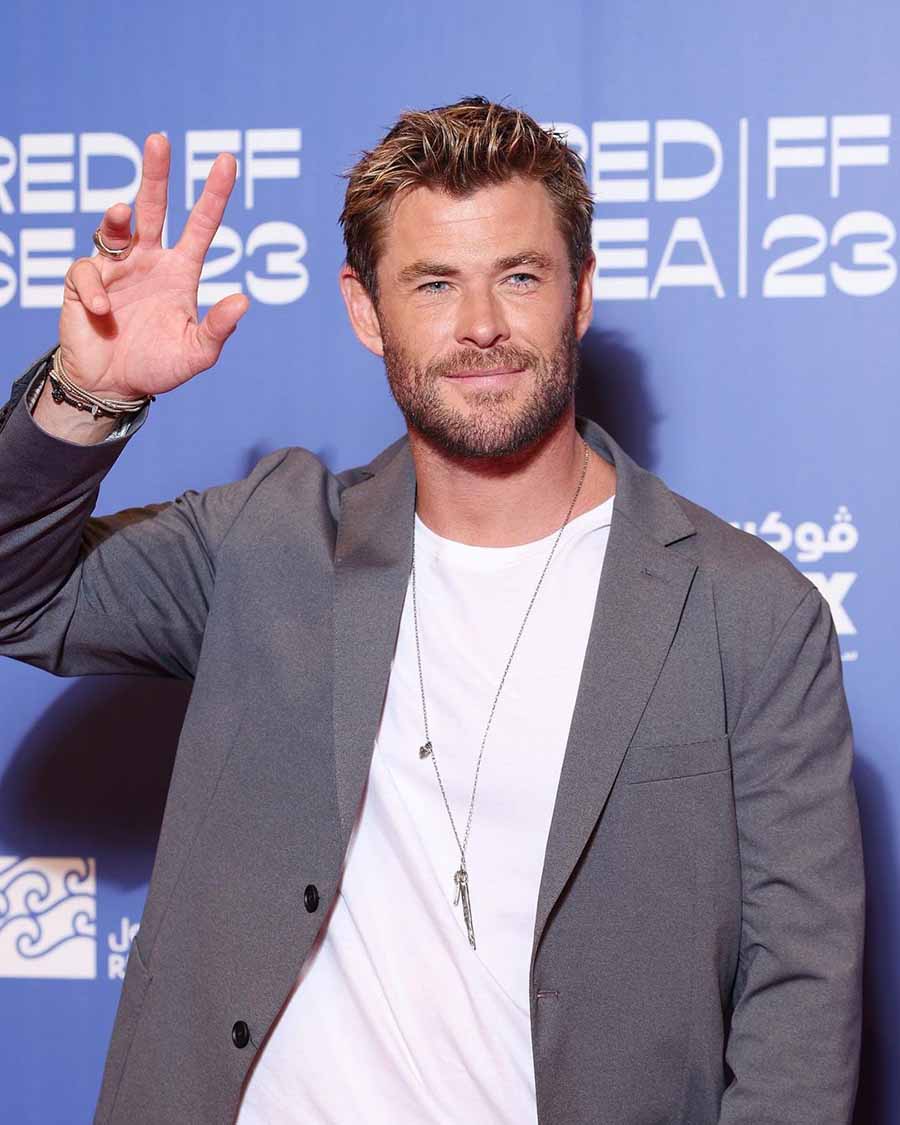 The Avengers actor Chris Hemsworth, looking splendid in a grey blazer, waved at his fans in Jeddah.