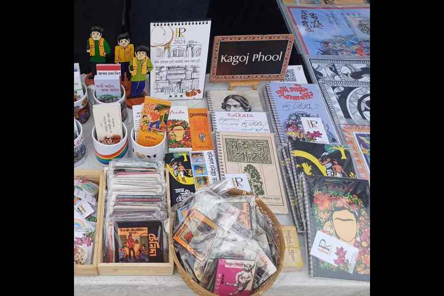 Kagoj Phool put up a stall with daily essentials with the theme of Calcutta. Plates, notepads, table mats, bookmarks, cups, fridge magnets, pens and several other items were displayed. The print on the items uniquely included designs around Abol Tabol, Feluda, Coffee House and Pride. Owner of Kagoj Phool, Tamal Goswami, and his cousin Resham Das have loved art since they were children. Goswami said, “We decided to work around holding on to the culture of Calcutta and the Bangaliana that is being lost in translation. The upcoming generation barely knows about the legendary comics and aspects of Bengali culture. This is our way of including history in items that children would see around their homes and would consequently be inquisitive.”