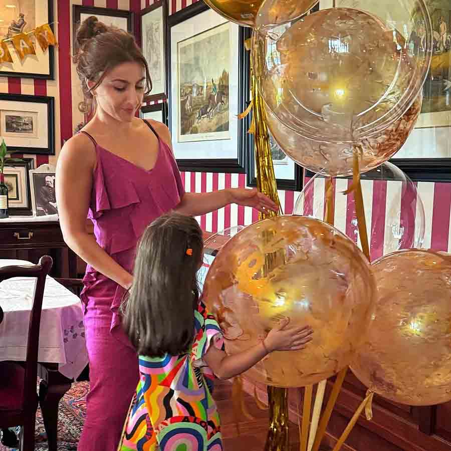 Soha Ali Khan and daughter Innaya arrange golden-hued balloons for the celebration.