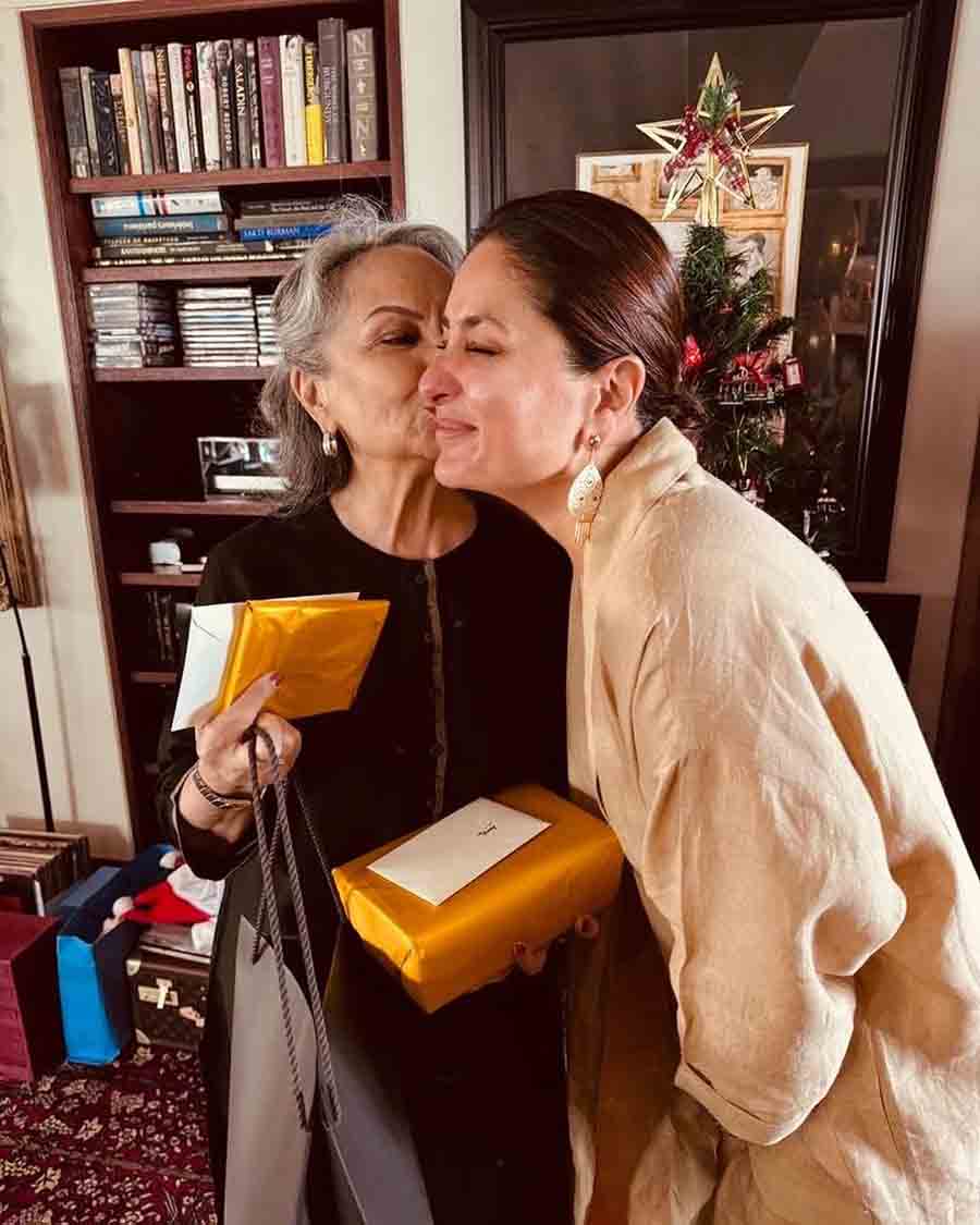 Sharmila plants a kiss on daughter-in-law Kareena’s cheek.