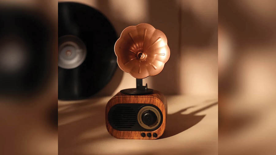 A gramophone with touch of technology fits in perfectly in the Christmas gift