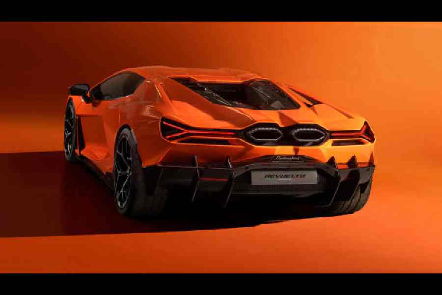 The rear end with prominently placed exhausts in the middle in a way emphasises that the heart of the vehicle is still a combustion engine