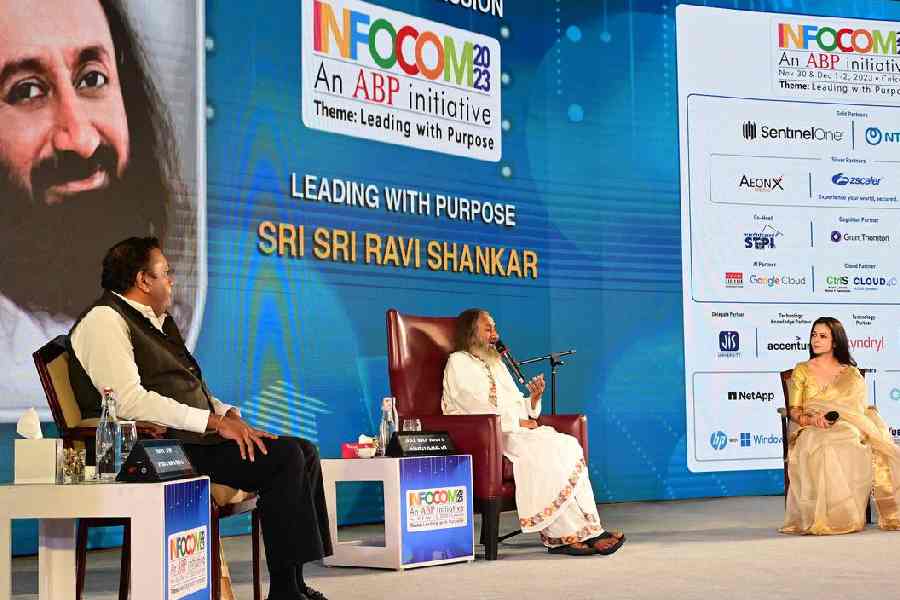 Pulak Chamaria (left) and Koel Mallick joined Sri Sri Ravi Shankar for an enlightening and entertaining fireside chat as part of the ABP Infocom 2023 Spotlight Session on Leading With Purpose.