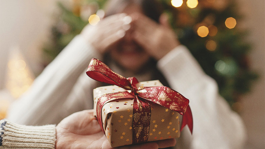 5 ways to deck up your Christmas gifts with things lying around the house -  India Today