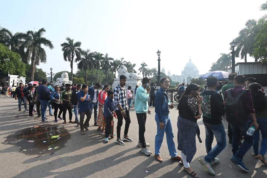 Large number of crowd at Victoria Memorial on Sunday.