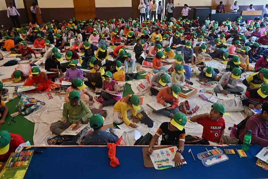 The event ‘Sit N Draw with Sheroo’ was held in two groups. Day one was for children aged between 5 and 10 years while day two was allocated to 11-15 years