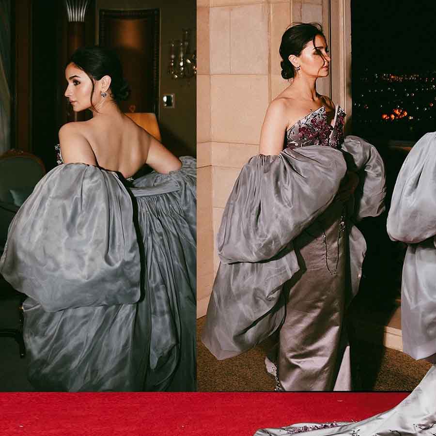 For her second look, Alia chose a backless metallic gown, paired with elaborate balloon sleeves.