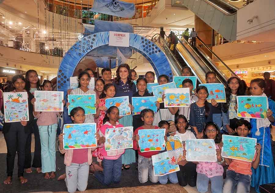 Acropolis has been an amazing spot for children to enjoy a day out and that was the case on December 9 when 25 children from Dhapa came to the mall for a drawing competition on the topic Ocean World, these underprivileged schoolchildren probably didn't know much about oceans and the creatures within had a wonderful time looking at Ocean World and drawing inspiration from there on to their sheets of paper. Actress Shonalee Choudhuri, who came down to hand out the winners prizes, said: “I’ve seen this concept of Ocean World abroad but to have something like this on display here in a mall like Acropolis is really exciting for me. I’m sure these children would also be very excited to see these creatures moving”
