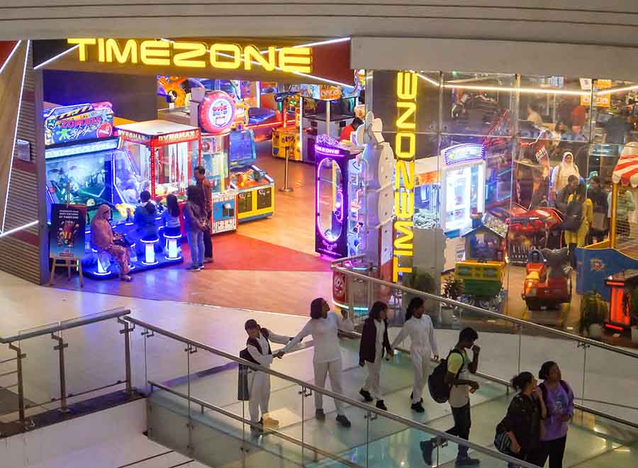 Timezone is another place for children to have fun and immerse themselves in video games of all kinds. While there are your classic car or bike racing games, shooting games  and air hockey, the basketball hoop and all the other machines there are a lot of fun as well. More of a place where teenagers would hang out with friends, Timezone is open from 11am to 10pm with a minimum recharge of Rs 600 for your old or new card