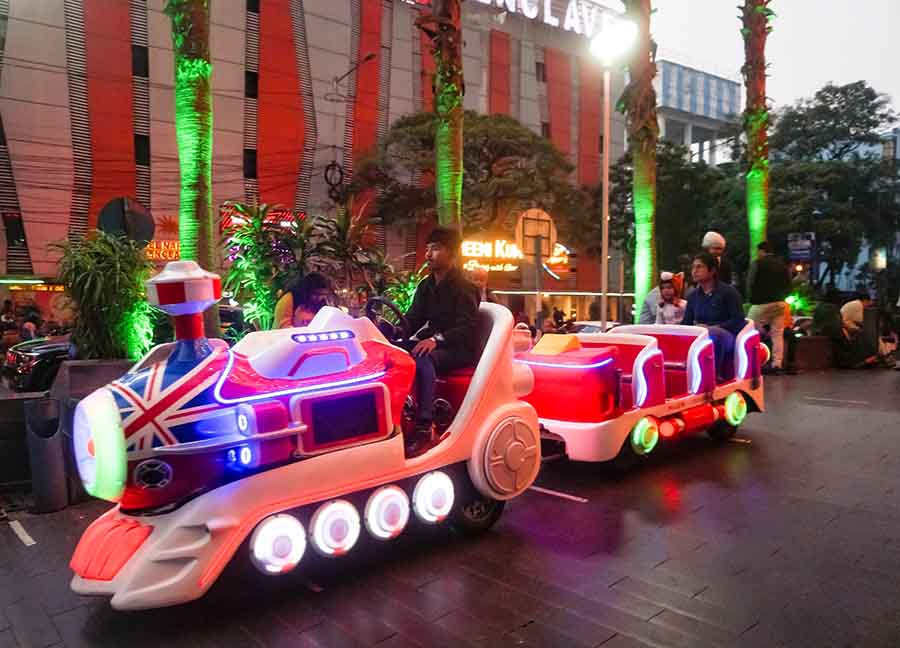 A toy train ride for your little one? Well from 4pm to 9pm a toy train is operational outside the mall for Rs 100 per head. Either parent can sit with their child while your munchkin enjoys a joyride around the mall complex