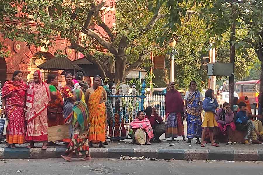 Depositors waiting outside RBI HQ to stand in queue for the next day.