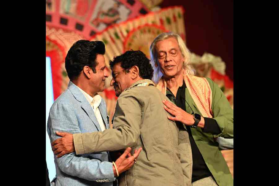 Manoj Bajpayee, Goutam Ghose and Sudhir Mishra shared a hug on stage