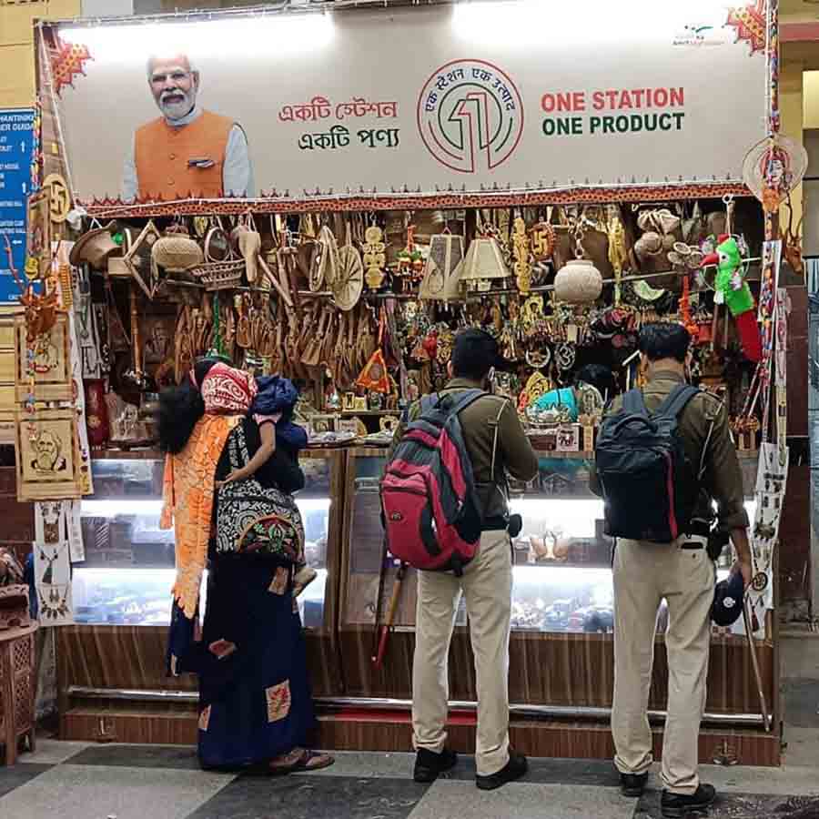 ‘One Station One Product’ outlet has been set up at Bolpur Railway Station for promoting local/indigenous products and creating income opportunities under the aegis of 'Vocal for Local' campaign 