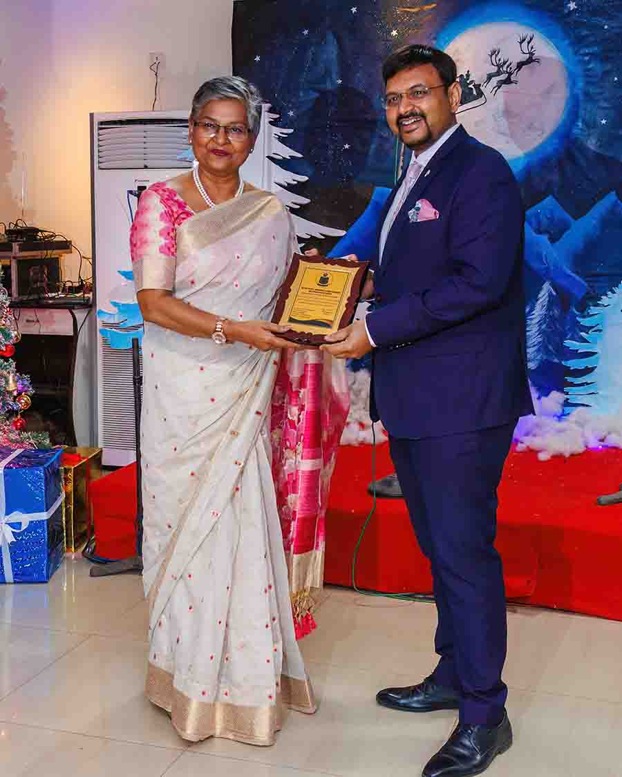 Principal Raja Sadhukhan acknowledged Rita Mitra, head of department, IHM Kolkata, for outstanding contributions to the institution