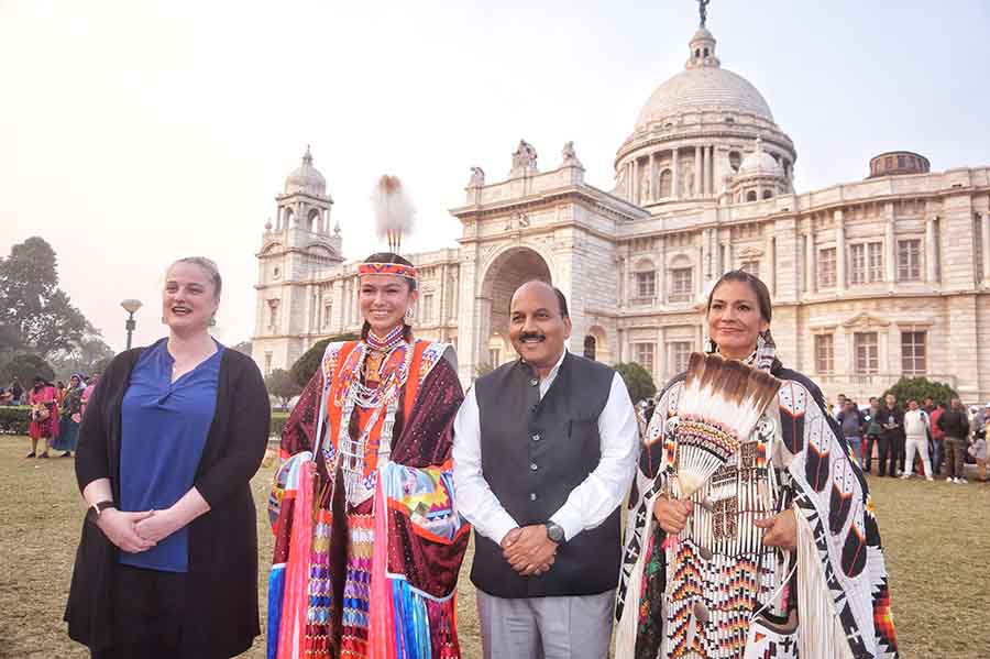 (L-R) Elizabeth Lee, Chokash Nanaiya Owns-Different-Horses Robinson, Samarendra Kumar, curator, Victoria Memorial, and Siouxsan Robinson share a final frame in front of the great monument