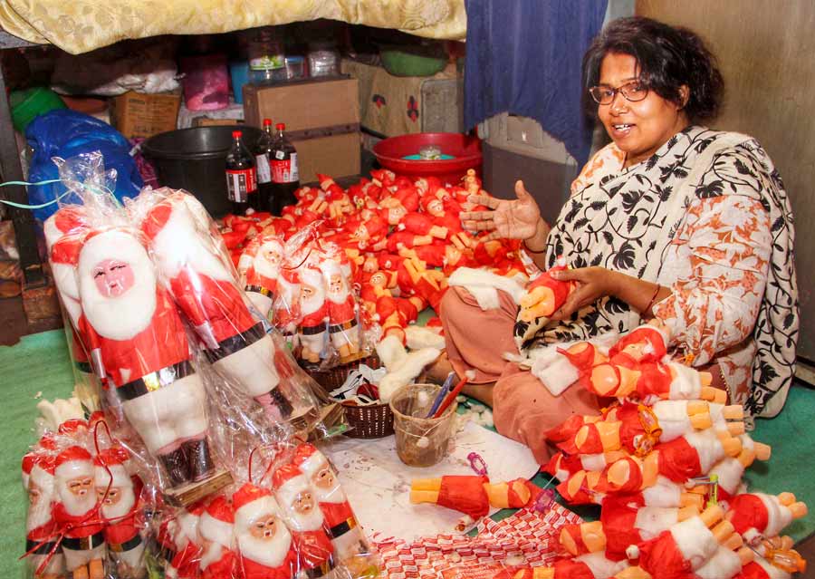 Santa Claus in the making at Rafi Ahmed Kidwai Road 