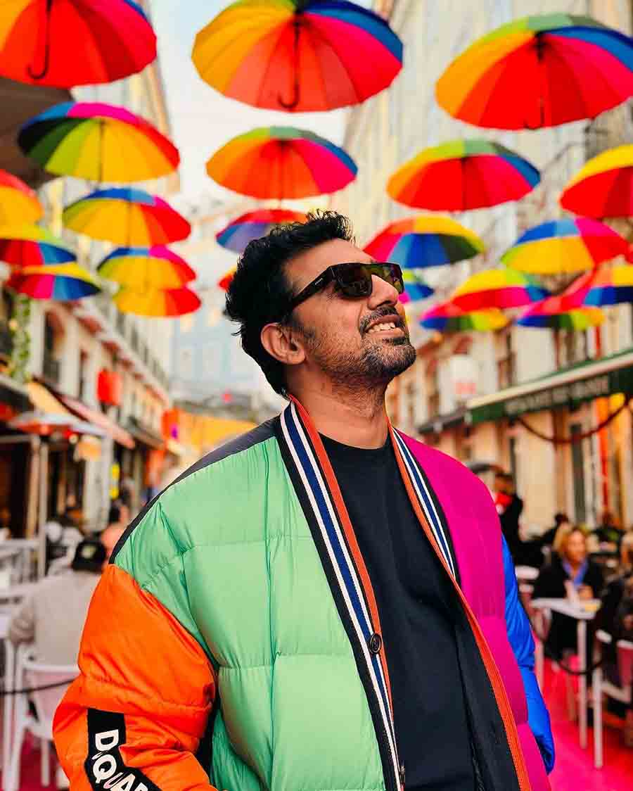 Winter is for colour-blocking. Dev soaks up the sun in a colour-blocked jacket teamed with a black tee, jeans and black wayfarers. 