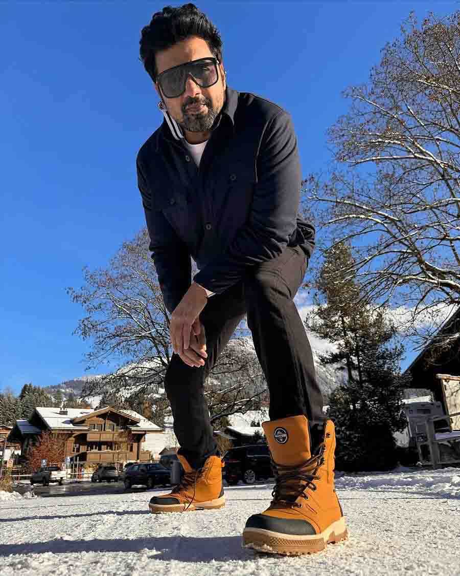 Boots are a must, especially if you are vacationing in snow-clad mountains like Dev. Take a cue from the Bagha Jatin actor’s ankle-length tan boots which are stylish as well as sturdy. 