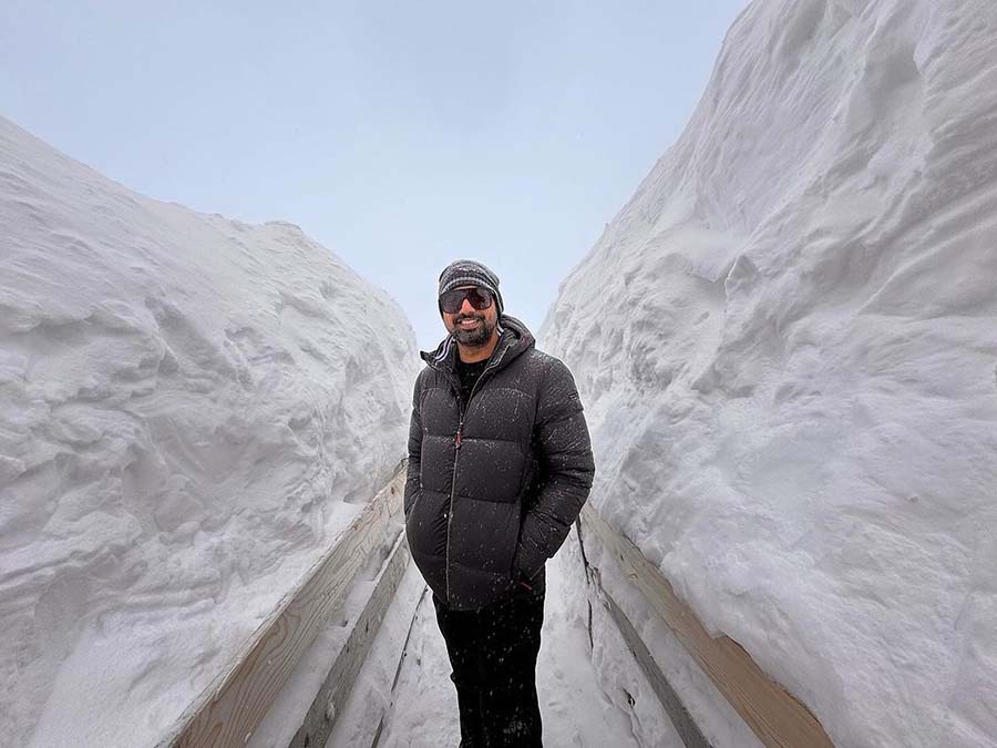 Puffer jackets give the best padding in freezing temperatures. Go for one in a dark blue or black like Dev, team it with a woollen beanie and enjoy the snow flakes. 