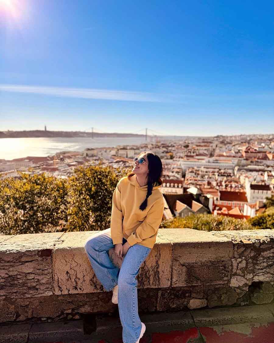 A mustard yellow high-neck baggy sweatshirt and blue denims are Rukmini’s choice for a sunny day out. The white sneakers spell comfort.  
