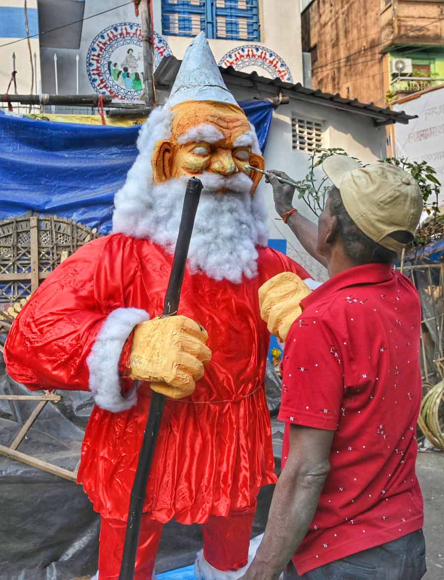 An artist making a giant Santa Claus statue at Dom Para on Monday 