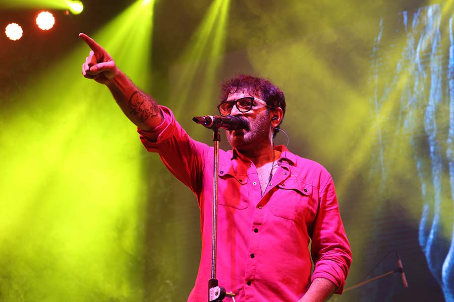 Silajit, with his vocal prowess, popular numbers and stage presence won the hearts of the audience. The dapper singer, who teamed his blue denims with red shirt and matching sneakers with a black jacket, crooned ‘Amar Aar Rakhal Saja Holo Na’. His melodious whistling had the crowd swooning