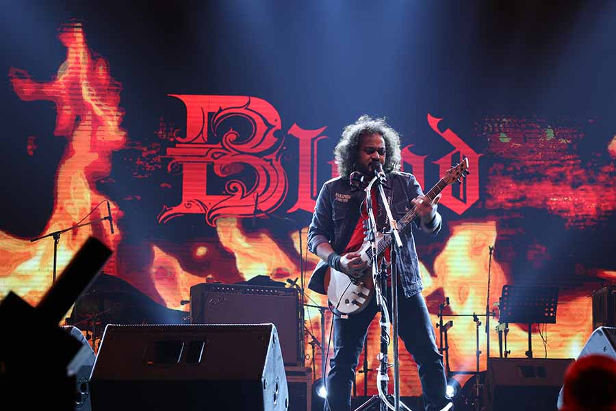 Bengali rock band Blood’s electrifying performance added spunk to the concert. ‘Nirbashone Jak Sobar Ashakti’ with its powerful lyrics and soundscape is when the tempo of the event peaked 